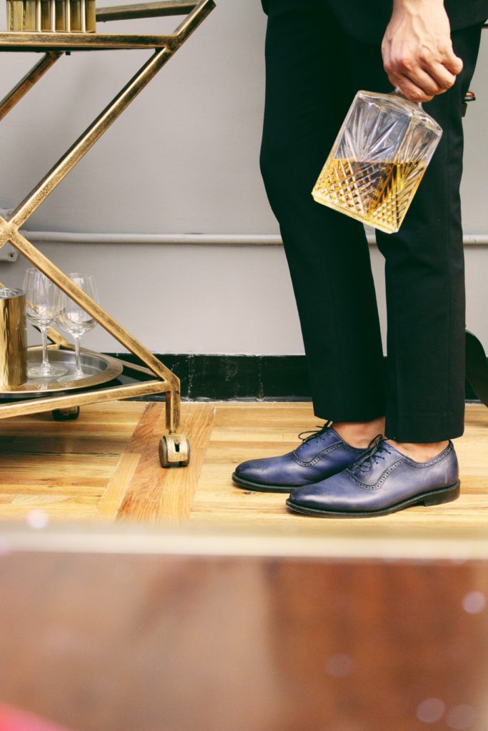  I’ll be giving away a pair of Cornwallis’ from @allenedmonds. Here I’m wearing them in blue, they also come in red, green, and more! Why stick to your traditional colors when you can be bold. Mix it with bright accessories to make it all pop.