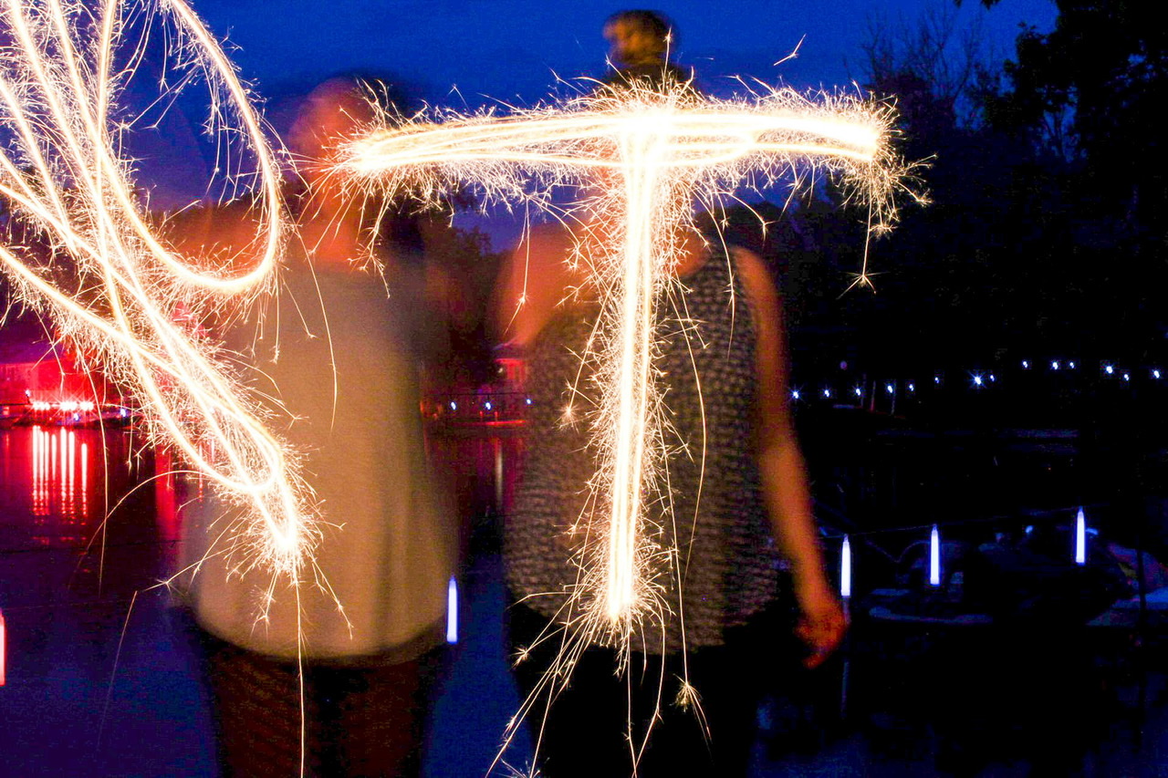 How do I take photos of fireworks? How do I do light writing? I want to make a cool photo with sparklers! It's all about long exposure photography. ​HOW TO TAKE LONG-EXPOSURE PHOTOS | LONG-EXPOSURE PHOTOS Photography | LONG-EXPOSURE with canon camera | long exposure photos | Beginner Photography Tips | Long Exposure Photography Tips | Canon EOS | Dandy In The Bronx | Fireworks | Fireworks Photography