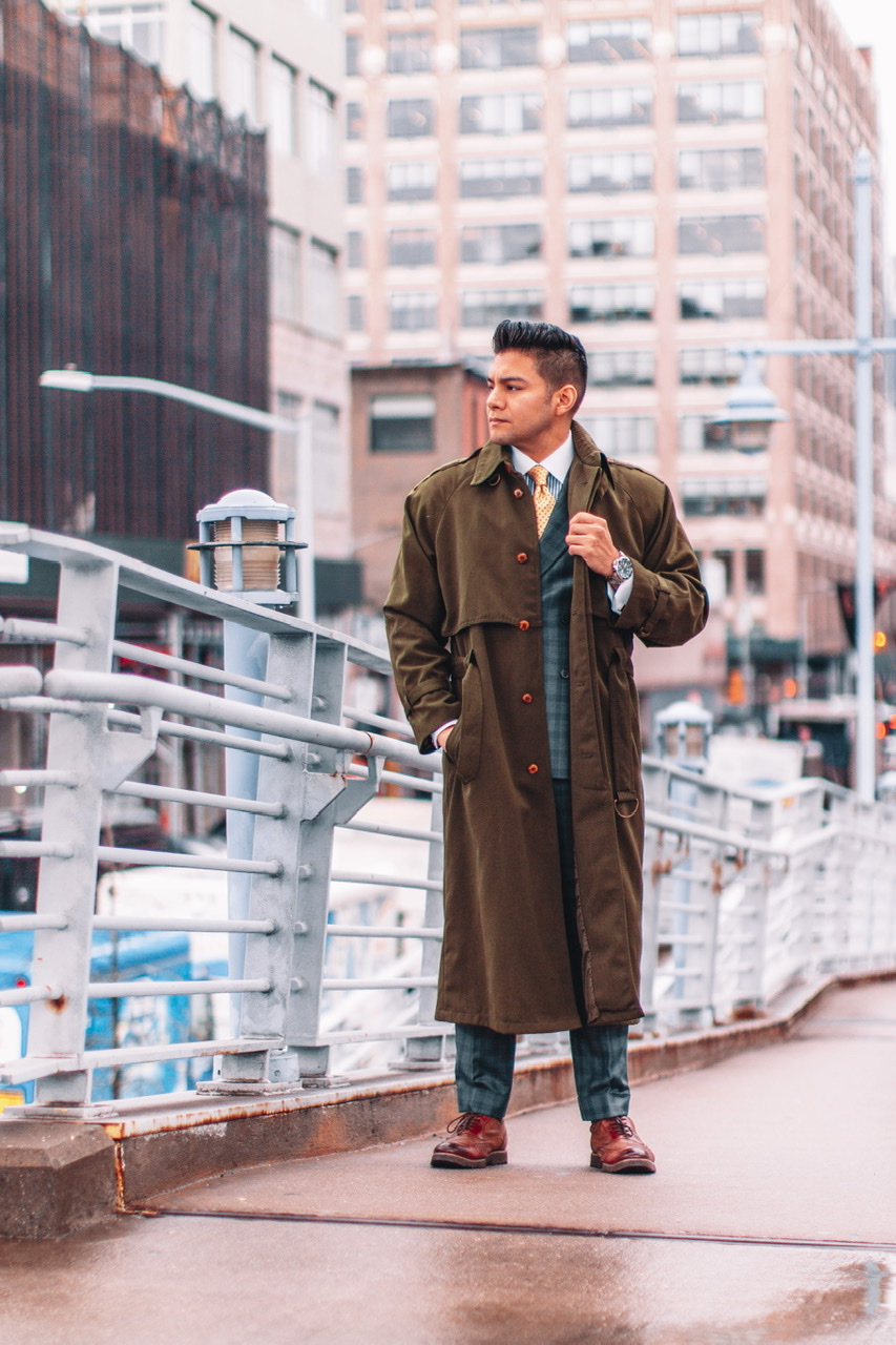 Buying vintage clothes to lead a sustainable life - mean wearing green vintage trench coat - shopping vintage - dandy in the bronx - 