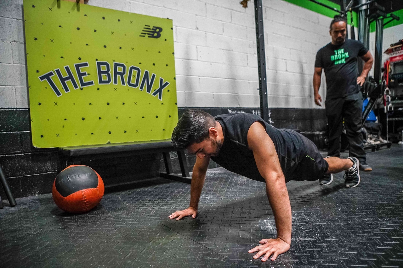 bronx crossfit - man doing push ups - dandy in the bronx - bronx gym - crossfit