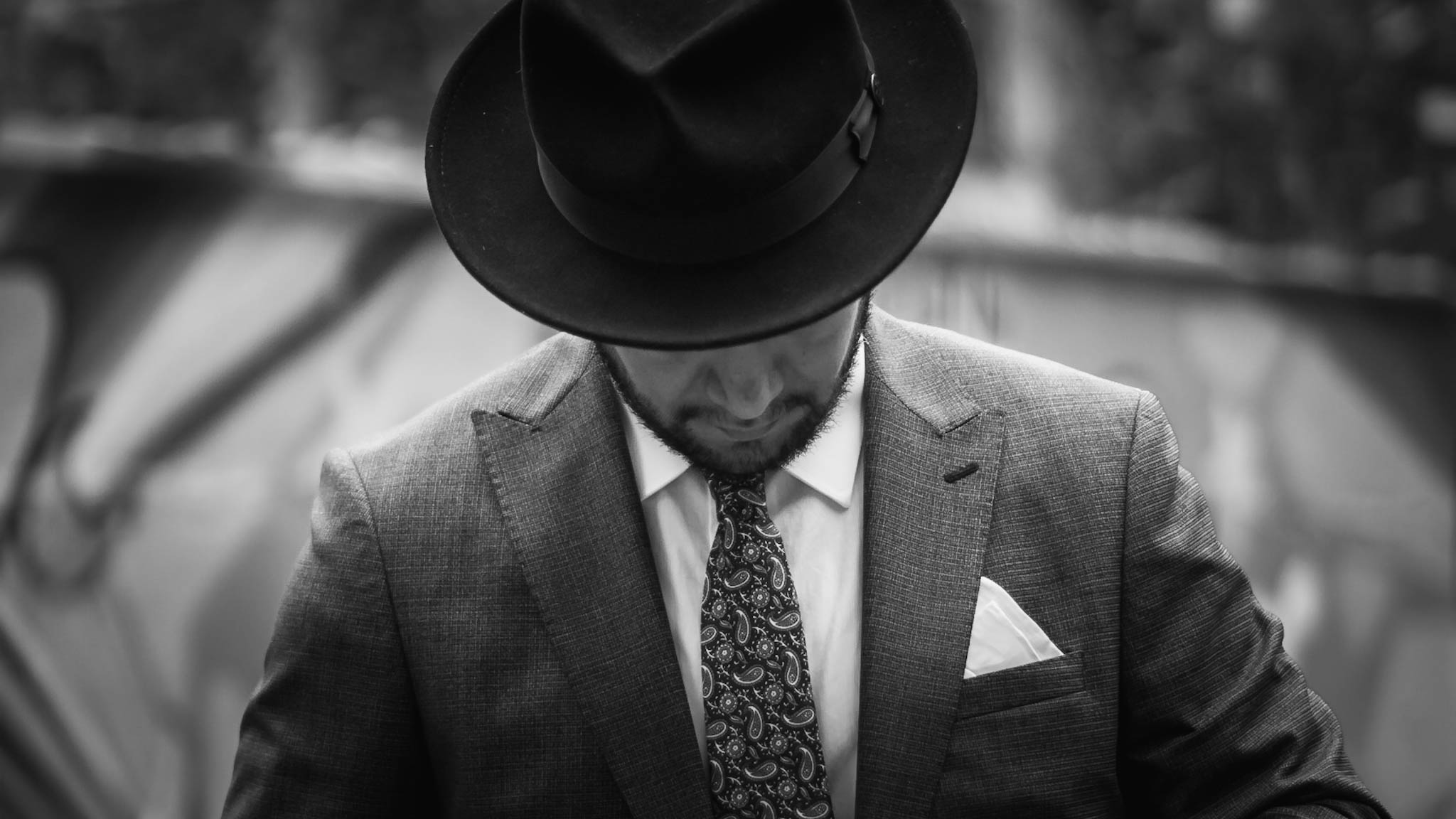Man in suit with black fedora - black and white photo - dandy in the Bronx