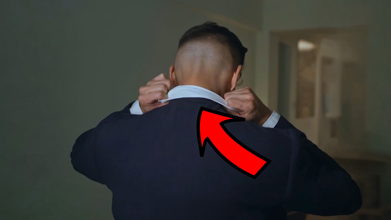 Diego Leon demonstrating the back collar adjustment with a visual arrow